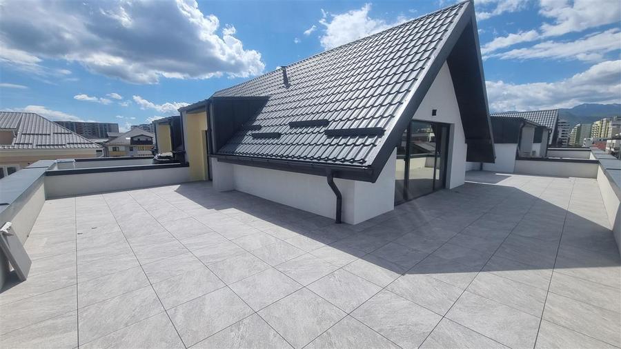 Apartament cu 3 camere decomandat în Tractorul
