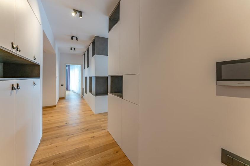 Apartament cu 4 camere decomandat, mobilat în Ultracentral