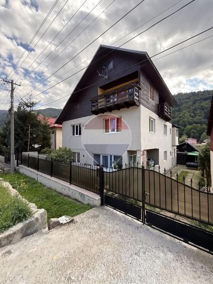 Casă individuală cu 9 camere cu Teren 350 Mp în Sud-Est