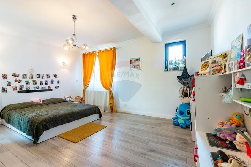 Casă individuală cu 5 camere cu Teren 485 Mp în Central