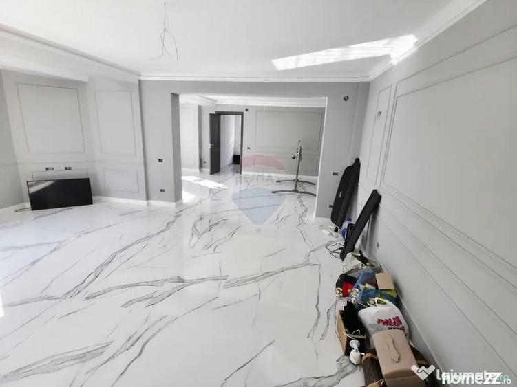 Apartament cu 5 camere decomandat în Precista