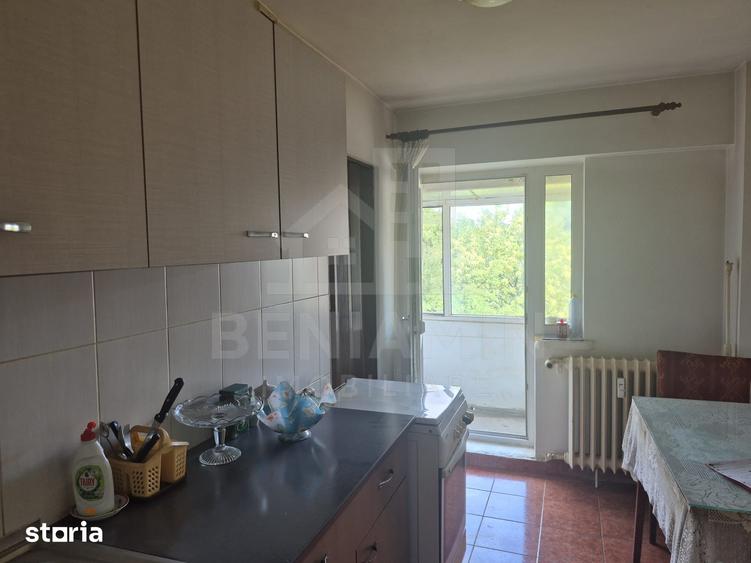 Apartament cu 3 camere decomandat în Sărari