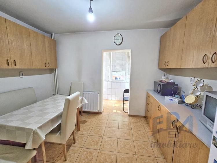Apartament cu 3 camere decomandat, mobilat în Nufărul
