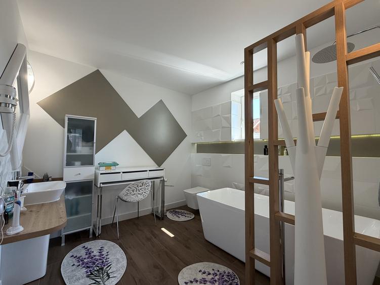 Casă individuală cu 5 camere cu Teren 2108 Mp în Florești