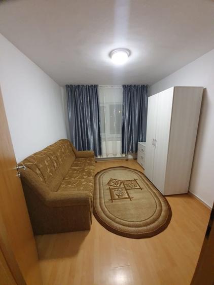 Apartament cu 3 camere decomandat în Tractorul