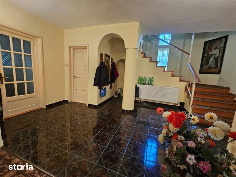 Casă cu 6 camere cu Teren 355 Mp în Central