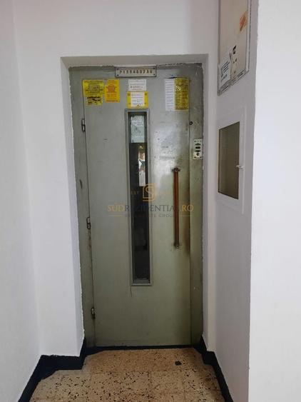 Apartament cu 3 camere semidecomandat în Berceni