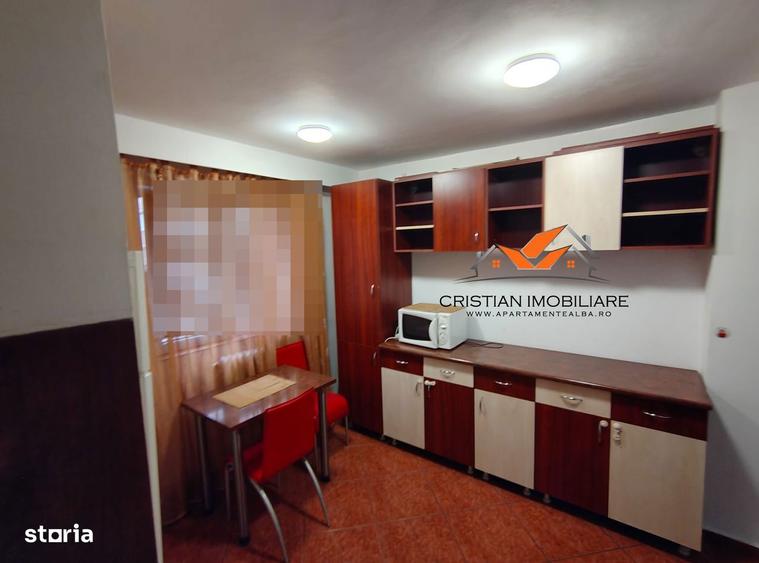 Apartament cu 3 camere semidecomandat în Cetate