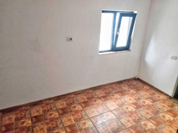 Casă cu 2 camere cu Teren 500 Mp în Gara Veche