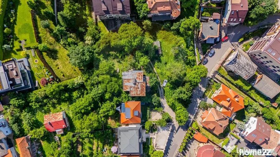 Casă cu 7 camere cu Teren 1056 Mp în Central