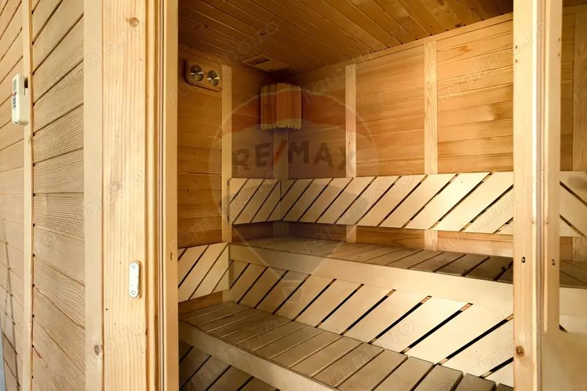 Casă cu Piscina în Est
