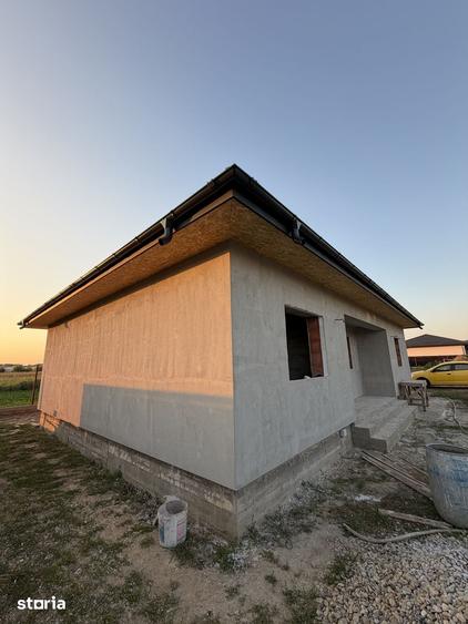 Casă cu 4 camere cu Teren 500 Mp în Joița