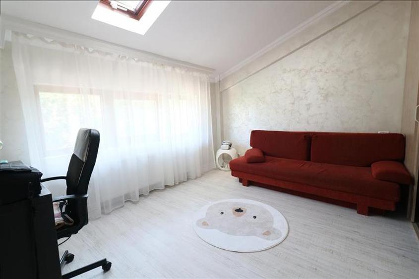 Apartament cu 3 camere decomandat, mobilat în Nicolina