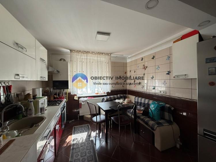Apartament cu 4 camere semidecomandat în Precista