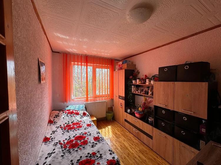 Apartament cu 3 camere semidecomandat în Gojdu