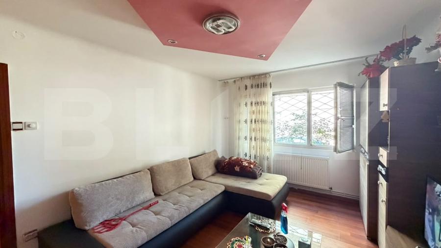Apartament cu 3 camere semidecomandat, mobilat în Craiovița Nouă