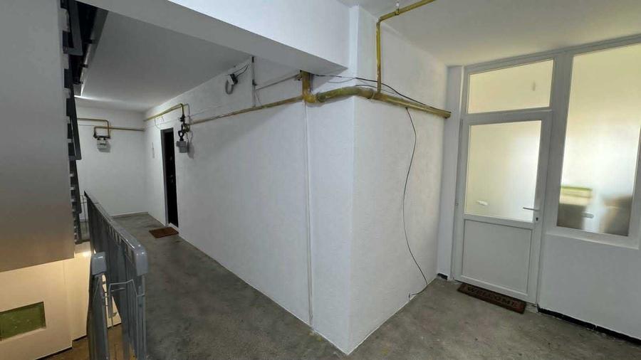 Apartament cu 3 camere decomandat, mobilat în Nicolina