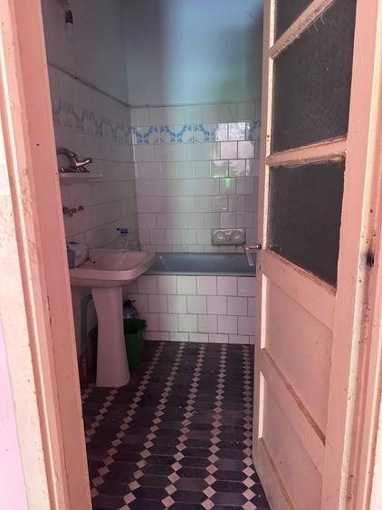 De vanzare douo case. Una pe Strada Canepii 55 - necesita renovare; cealalta, momentan in regim hotelier, pe Ilarie Chendi 70(poarta de lemn). - 7