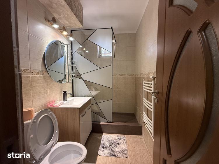 Apartament cu 3 camere semidecomandat în Calea București