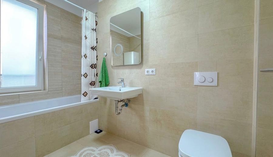 Apartament cu 3 camere decomandat în Tractorul