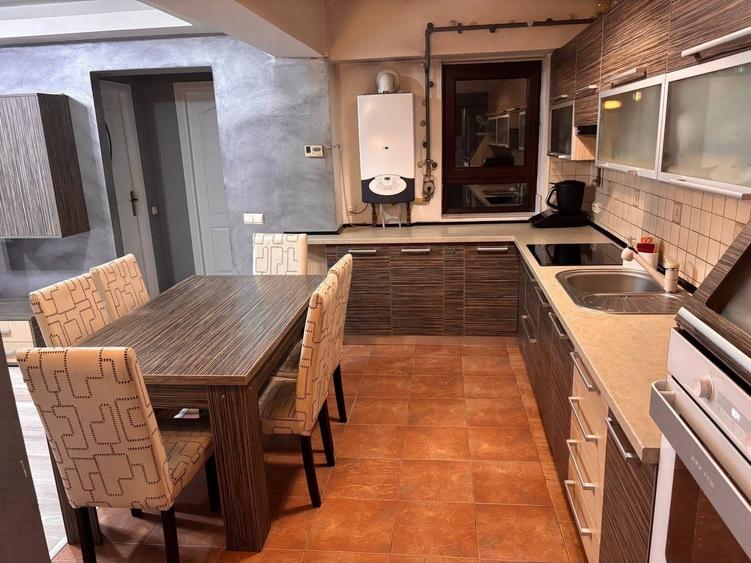 Apartament cu 4 camere decomandat în Traian