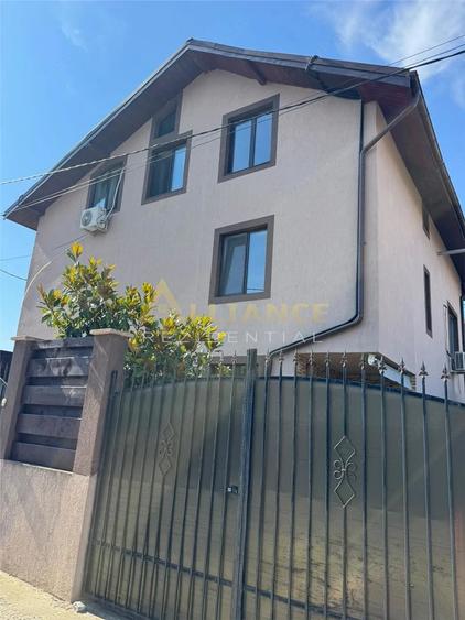 Casă cu 7 camere cu Teren 400 Mp în Central