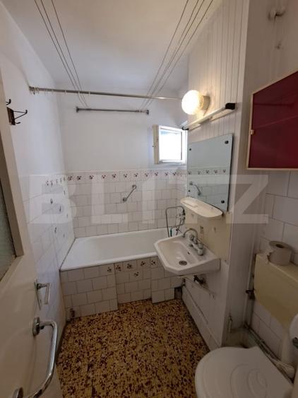 Apartament cu 3 camere semidecomandat în Griviței