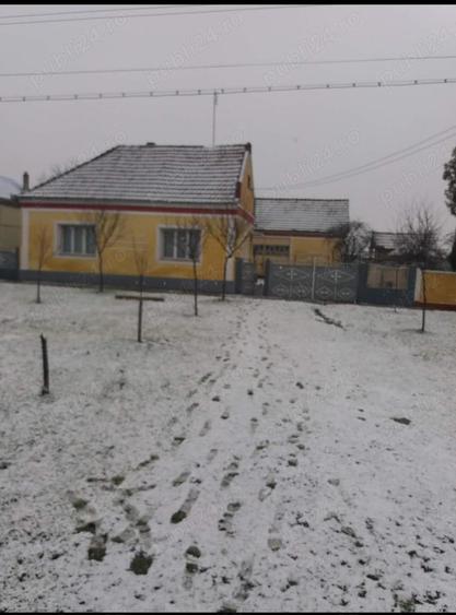 Casă cu 6 camere în Alioș