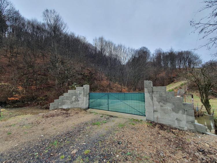 Teren agricol extravilan de 16400 mp, în Poiana Mărului