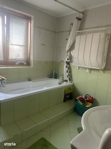 Casă cu 8 camere cu Teren 1300 Mp în Poiana