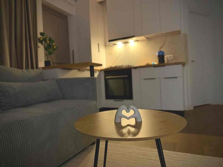 Apartament cu 2 camere semidecomandat, mobilat în 1 Mai