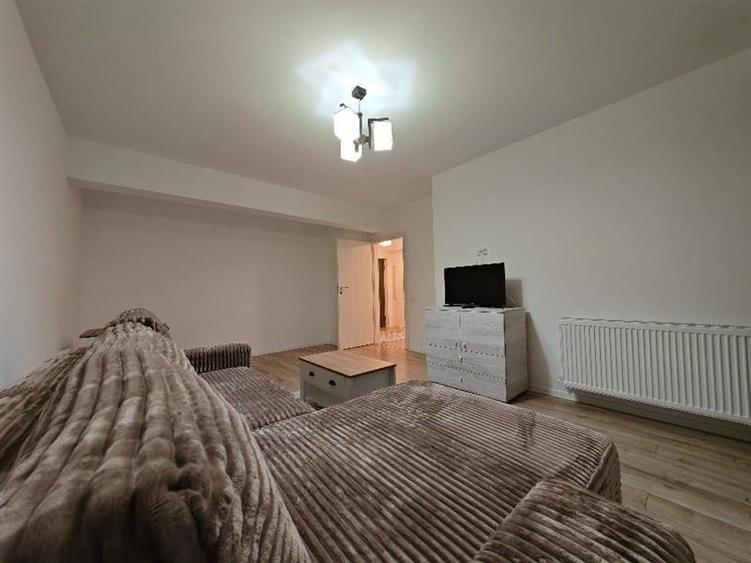 Apartament cu 2 camere decomandat, mobilat în Tractorul