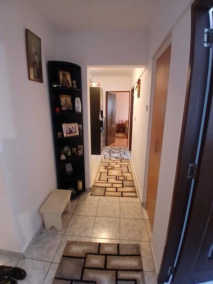 Apartament cu 3 camere decomandat în CET