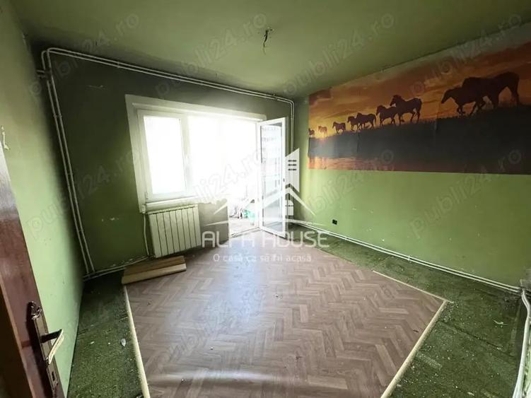 Apartament cu 4 camere semidecomandat în Central