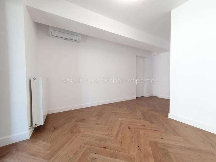 Penthouse cu 5 camere decomandat în Băneasa