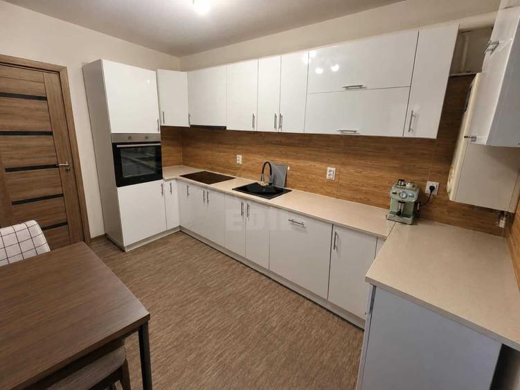 Apartament cu 3 camere decomandat în Florești