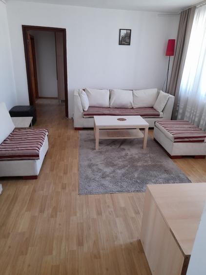 Apartament cu 3 camere semidecomandat în Colentina
