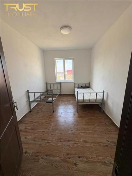 Apartament cu 8 camere semidecomandat în Petriș