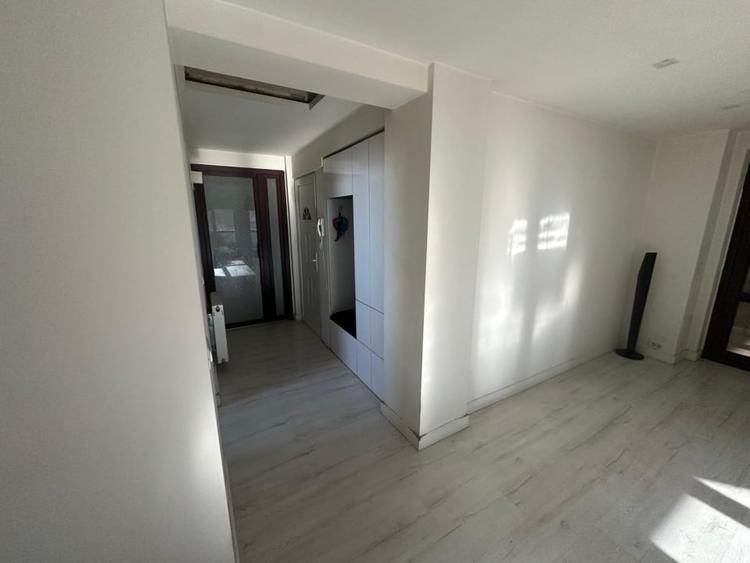 Apartament cu 3 camere decomandat, mobilat în Rovine