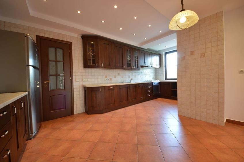 Apartament cu 4 camere decomandat în Kiseleff