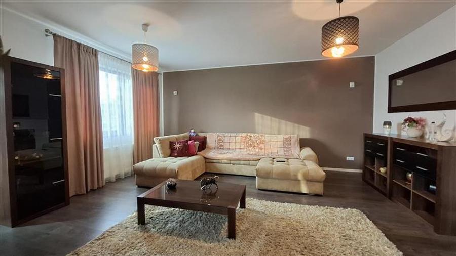 Casă individuală cu 6 camere cu Canalizare în Central