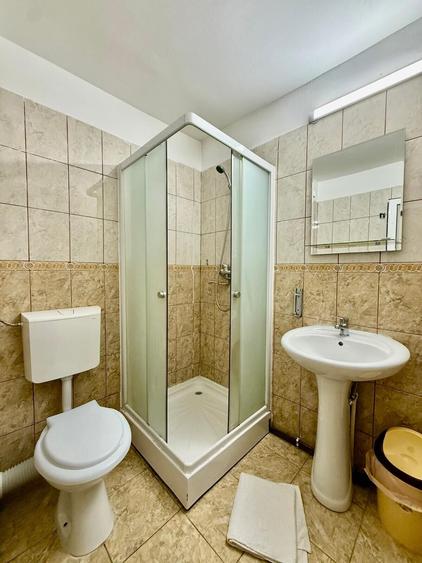 Duplex cu 18 camere cu Garaj în Central