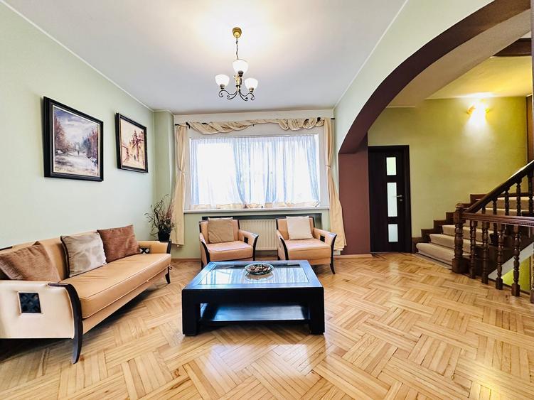 Casă individuală cu 8 camere cu Canalizare în Romană