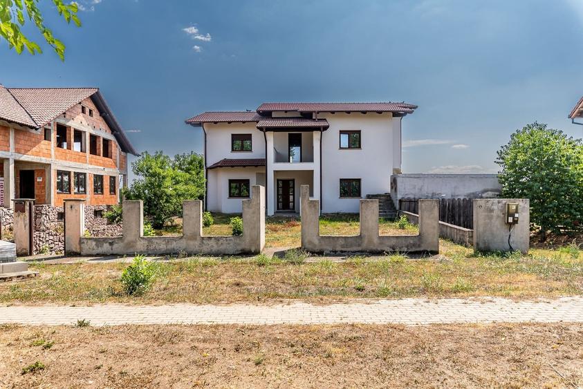 Casă individuală cu 9 camere cu Canalizare în Zimandu Nou