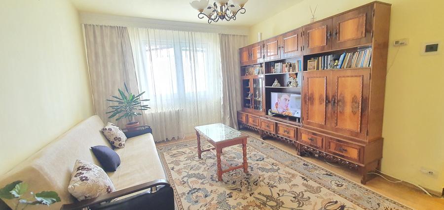 Vand apartament 2 camere , semidecomandat , zona Vasile Aaron - 2