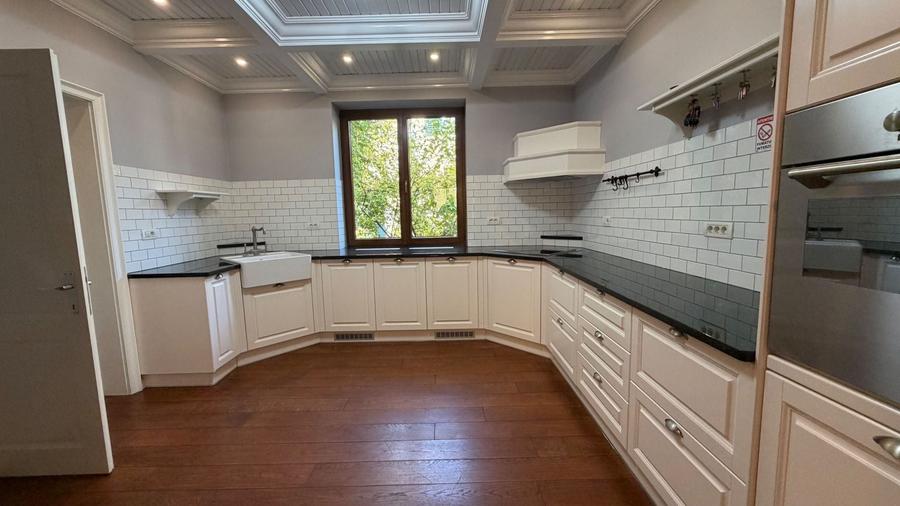 Casă individuală cu 12 camere cu Teren 400 Mp în Kiseleff