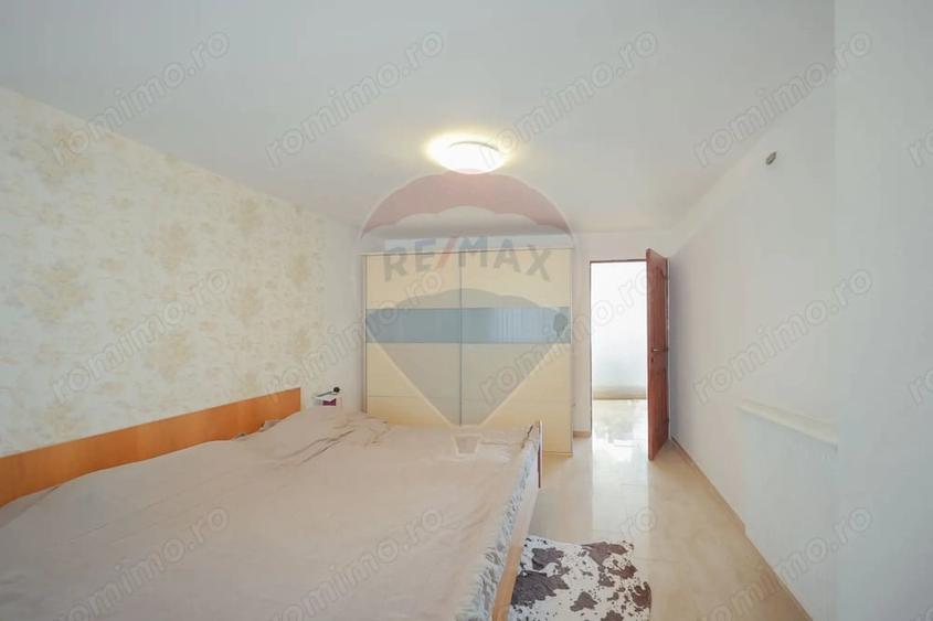 Casă cu 5 camere cu Teren 300 Mp în Sânmartin