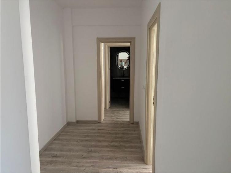 Apartament cu 3 camere semidecomandat în Girocului