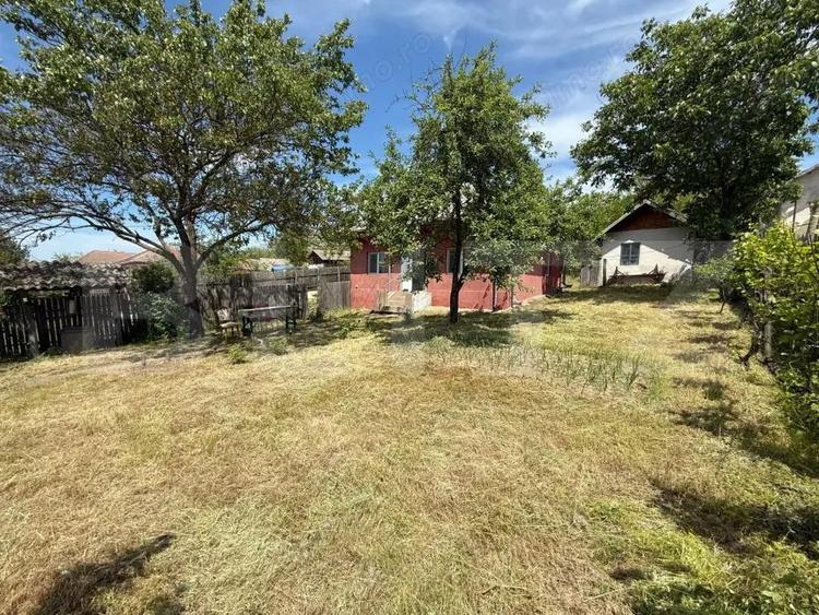 Casa partial renovata, 60mp utili , 6000 mp teren, zona Georocu Mare - 13