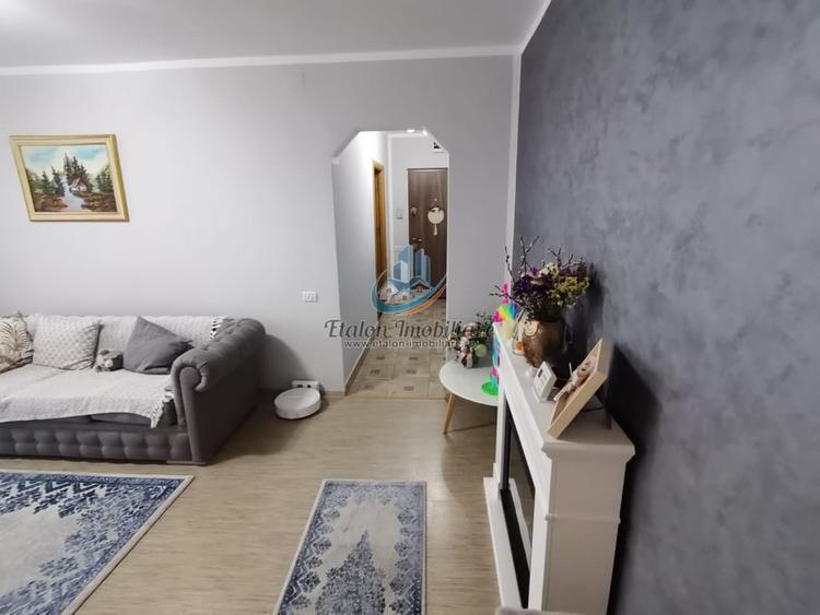 Apartament cu 3 camere semidecomandat în Periferie